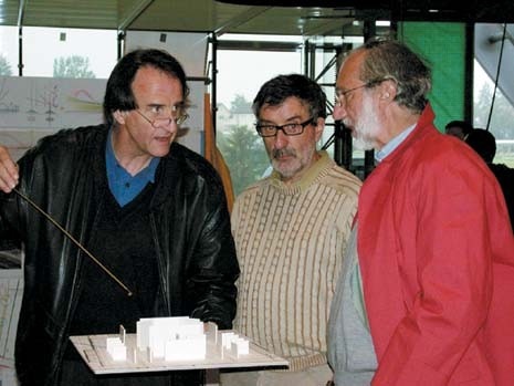 Renzo Piano talking to Bernard Plattner, project leader and long-time collaborator of RPBW, and Andreas Marti (centre), director of the Paul Klee Centre