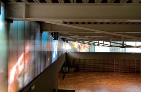 In the basement floor, the gymnasium receives light from the upper
translucent fascia, which also lets in shadows of the vegetation outside