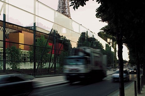 The glass wall (220 metres long, 12 metres high) on the quai Branly, similarly to that 
of the Fondation Cartier, protects the building from noise and erects a curtain of reflections
