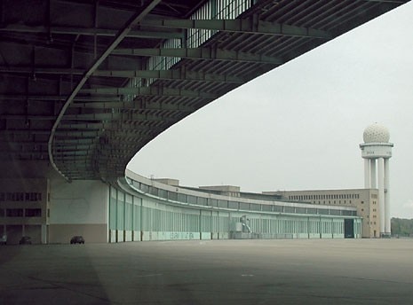 Original location at Berlin’s
Tempelhof Airport, where it
was used as a radar station
between 1984 and 2003