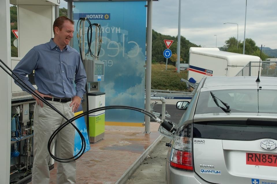 Hydrogen-powerd vehicles are able to refuel at the 12 service stations dotted along the 580 kilometres between Oslo and Stavanger