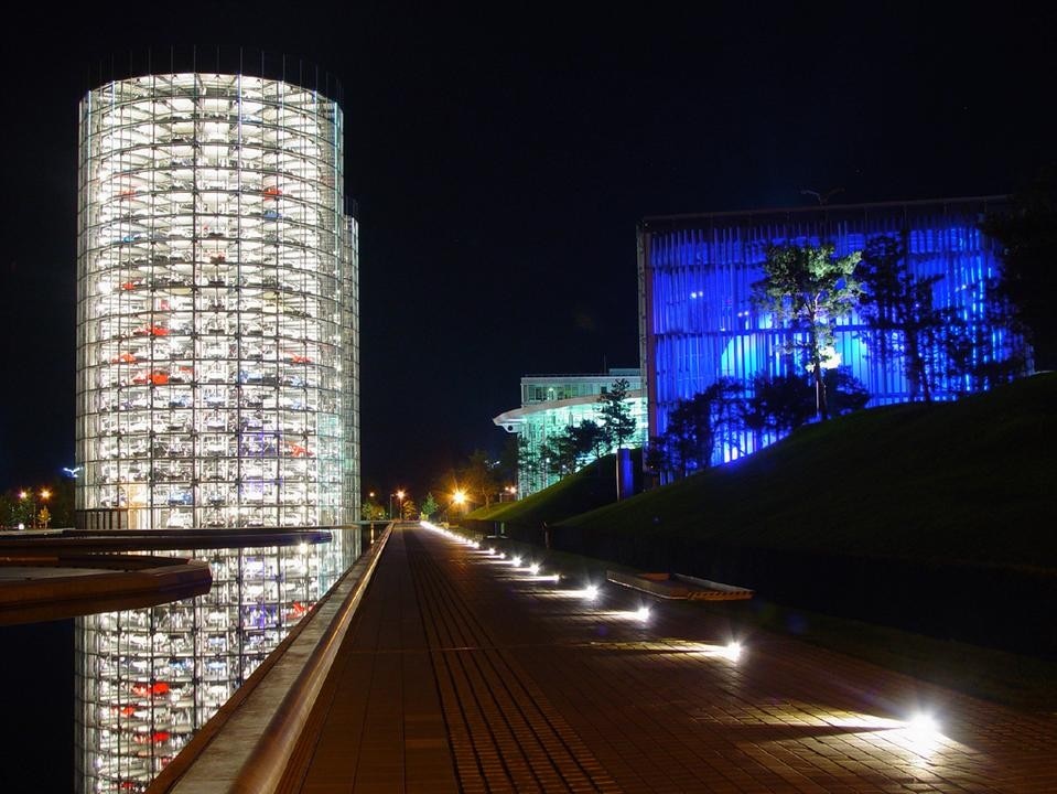Car Towers and
VolksWagen
Pavilion at night.
Photo Autostadt