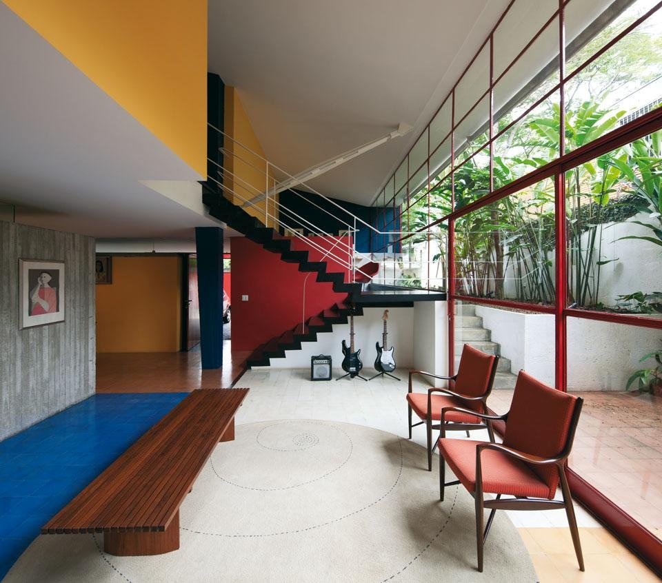 The Baeta
home’s study is partially below ground. Vilanova Artigas softened the brutality
of the compact, solid forms in reinforced
concrete through the use of primary colours:
red, white, blue, yellow and black. In this way,
he established a kind of hierarchy between
the different elements of the building.
The concrete stairs, for example, are painted
black