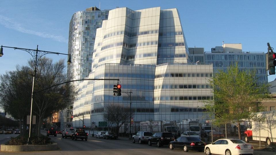 Gehry Partners, LLP. Exterior view, IAC Headquarters, New York (2007). Photo Michael Holt.