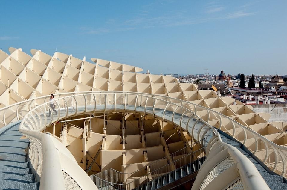 According to Mayer,
the distinctive curvilinear
forms of the Metropol
Parasol are derived from the
Cathedral consecrated to
Santa Maria de la Sede.
