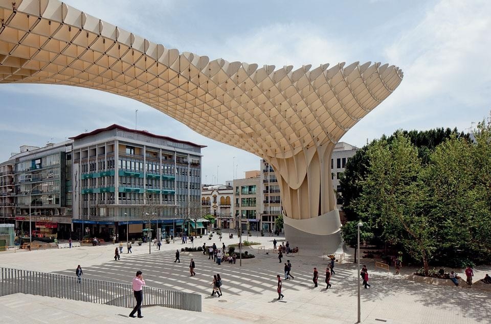 The “mushroom-shaped”
structure is set on a base that
accomodates a new market,
an archaeological museum,
bars and restaurants. The
project is designed to create
areas of shade that are vital
to the use of public spaces in
a sun-baked city like Seville.