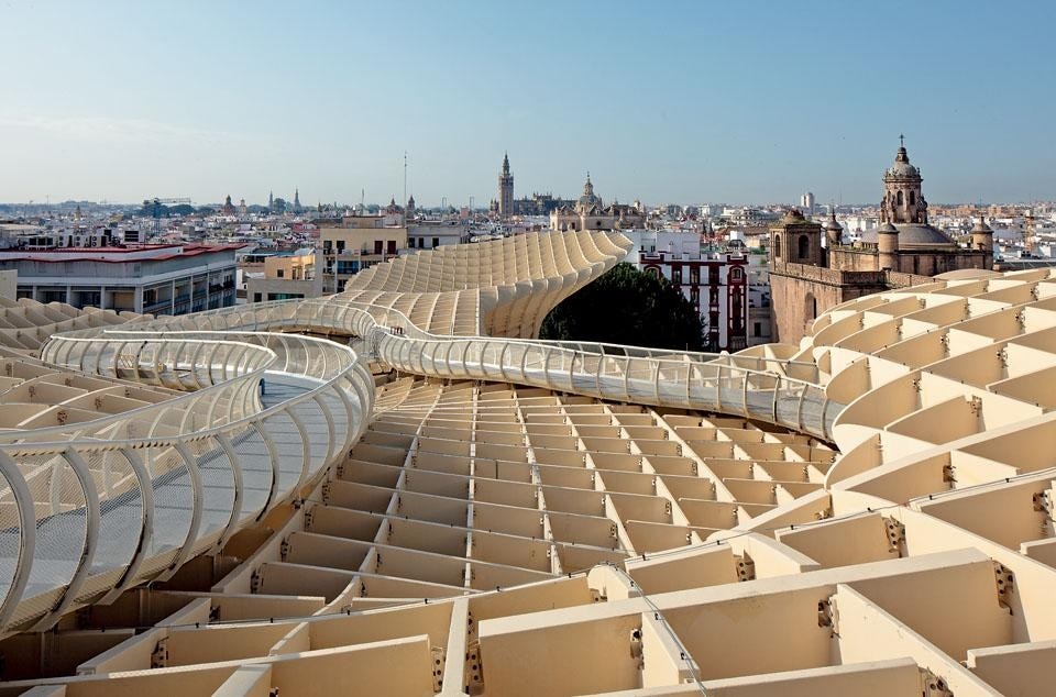 Mayer refers to Metropol Paraasol as a “cathedral without walls”, an architectural
promenade above the
rooftops of Seville.