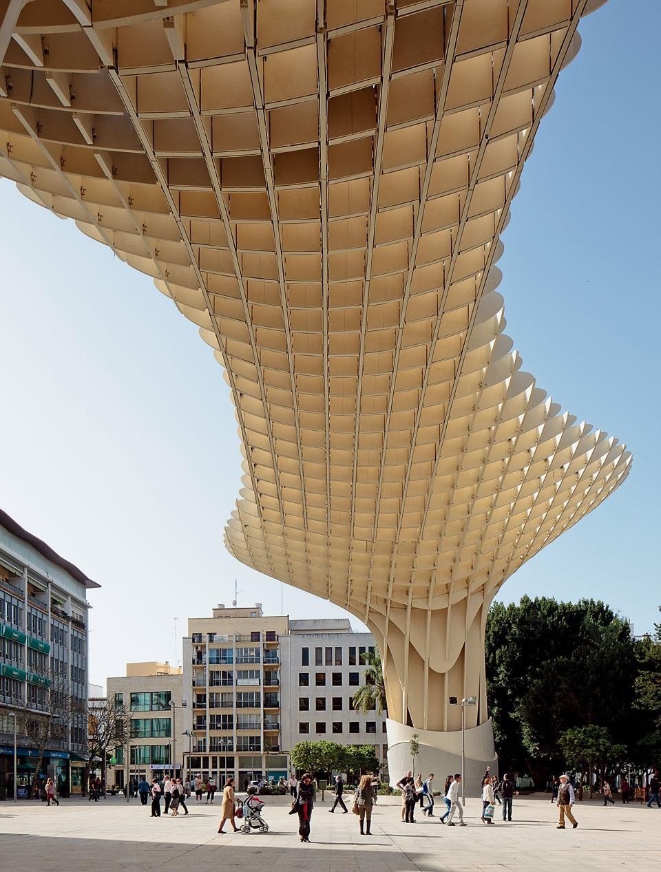 The frame is made of wood
laminate and steel joined by
means of a heat-resistant
glue. The Parasol is the
world’s largest construction to
be held together with glue, and
one of the most complex ever
to have been built in wood.