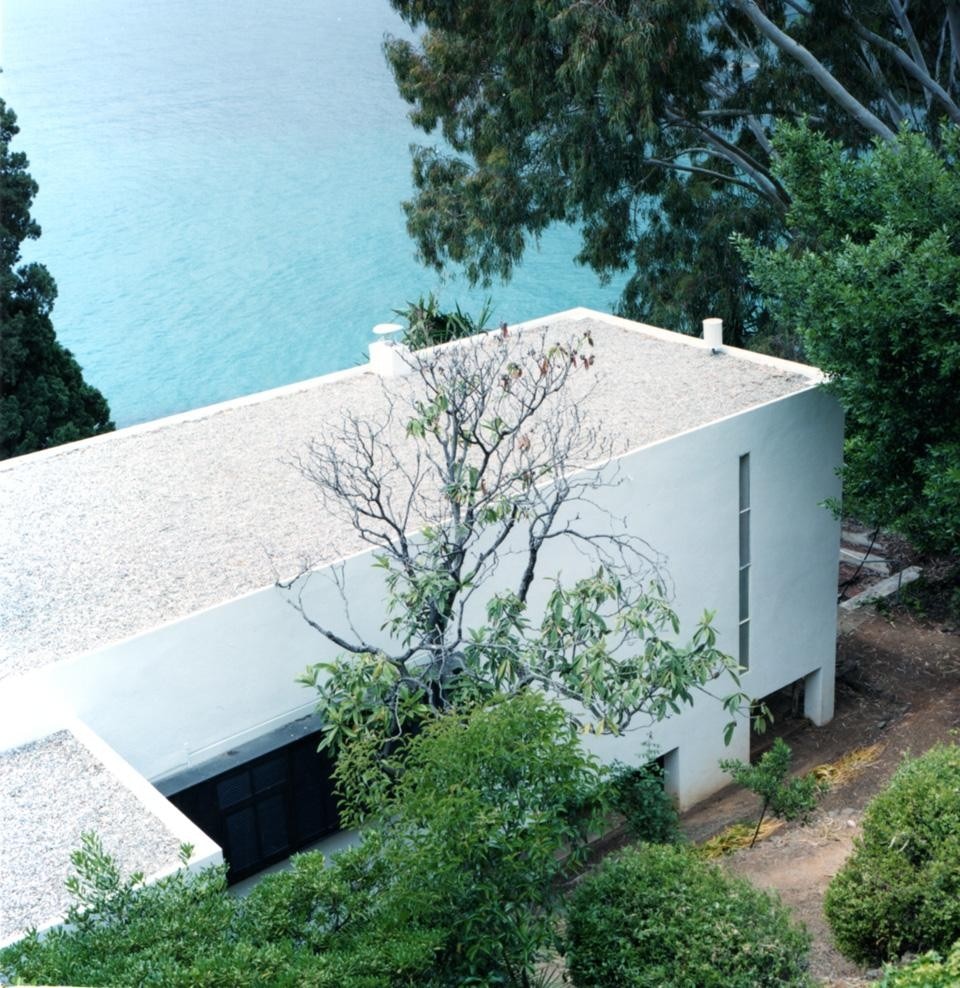 La Maison E 1027, the holiday house designed by Eileen Gray in 1929, represents the implementation of Corbu's five points of architecture.
