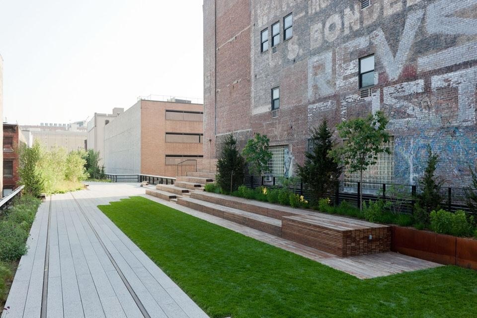 The High Line widens between West 22nd and West 23rd Street, allowing room for a tiered seating structure made from stacked Ipe wood and a lawn as well as the walkway. ©Iwan Baan, 2011.