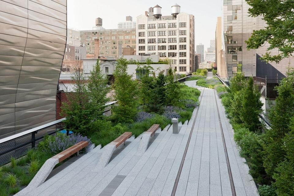 Once a secret garden in the sky, the High Line has spurred new development along its edges, including Neil Denari’s HL23 (front left) and Della Valle Bernheimer’s 245 10th Avenue (middle right). Looking North from West 23rd Street, the path blends with plantings. © Iwan Baan, 2011.
