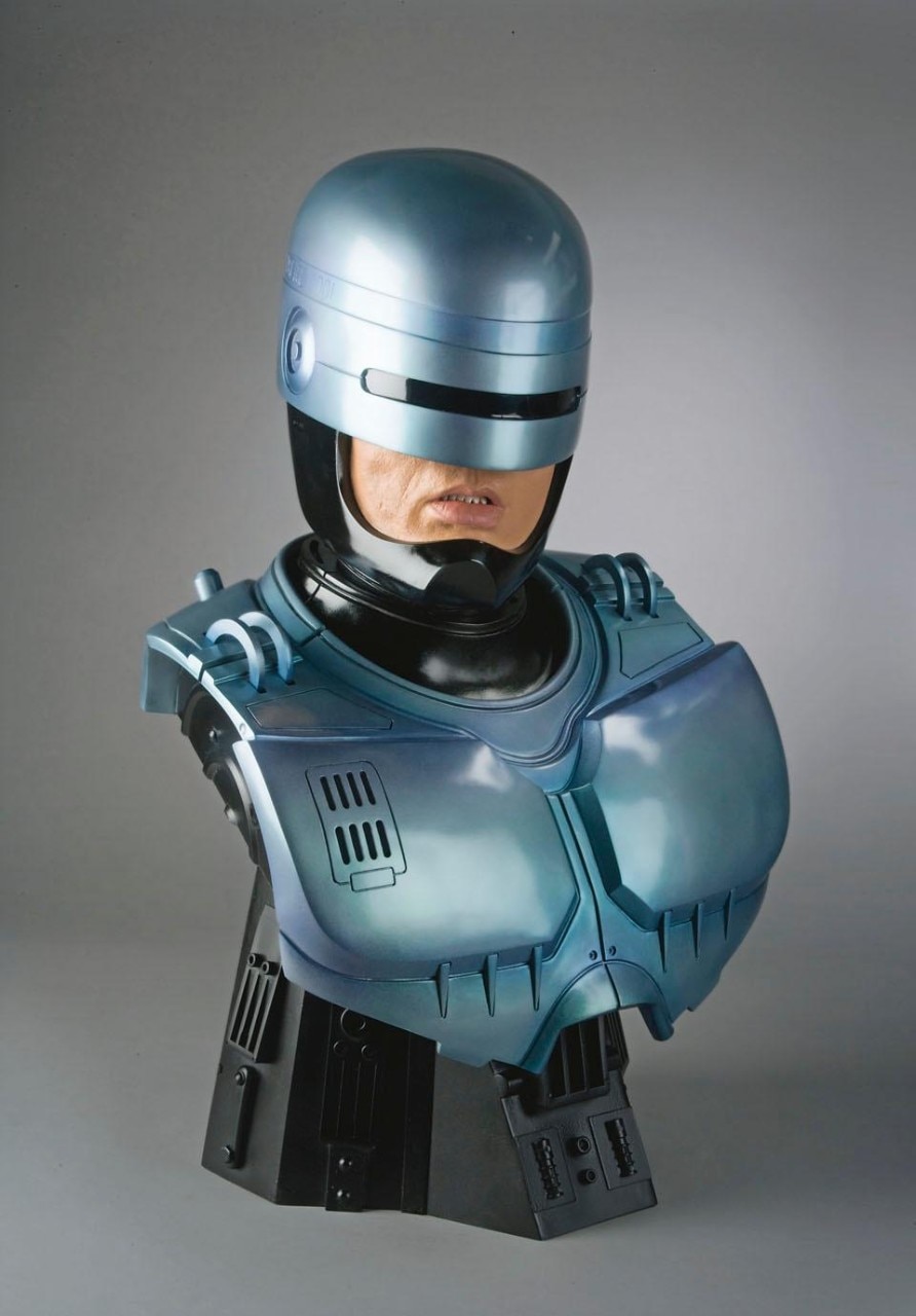 Fred Barton Productions
(MGM’s official copyright
licensee for <i>RoboCop</i>) has
conceded the use of the same
materials employed by the
studio to make an accurate
reconstruction of RoboCop.
The enlarged model will be
used to create a mould for
the bronze statue, which is
planned to be three metres
tall and will be moulded by
Venus Bronze Works