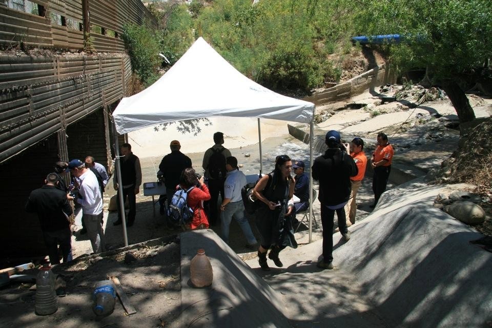 The audience reaches the Mexican Immigration officers who had set an improvised tent on the South side of the drain inside Mexican territory. From Political Equator 3: Border-Drain-Crossing, June 4. Photo by Cynthia Hooper.