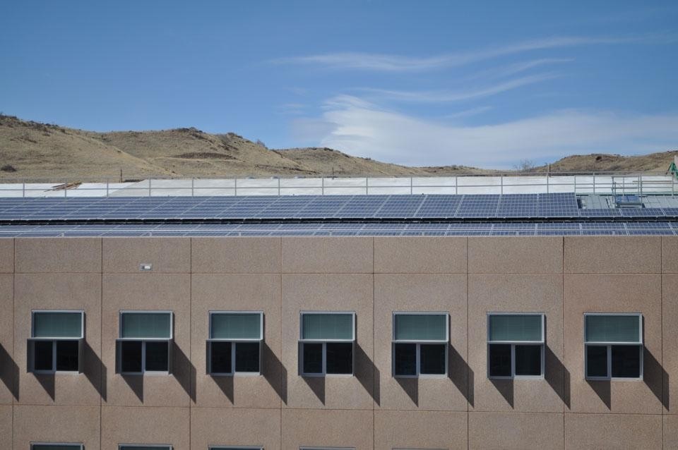 On the roof is a large photovoltaic system that supplies much of the building’s energy needs. Currently, a second system is being installed on the parking lot pergolas.