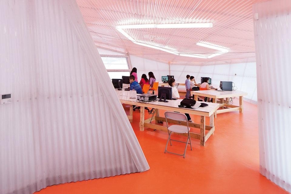 
The roof-bearing supports
are actually oval forms
containing spaces allocated
to Internet access and to
the organisation of other
activities. To minimise costs,
the interiors are furnished
with recycled furniture.