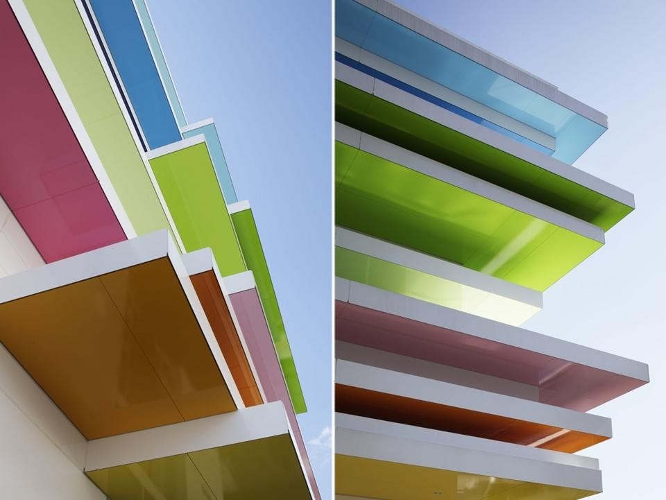 By day, the horizontal planes leave faint traces of color which warm the building.