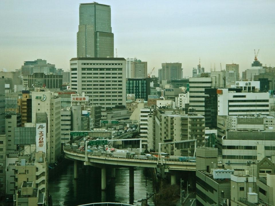 Top: Tokyo, a canal from the old Edo urban structure and an overpass. Above: Tokyo presents the image of a metropolis with advanced infrastructures.