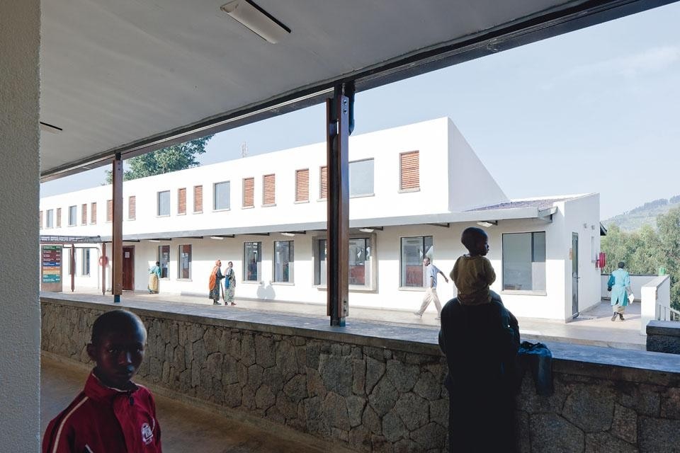 To build the hospital, MASS used the abundant low-cost labor force, readily available due to high unemployment, transforming the building process into an opportunity for training more than 3,800 inhabitants.