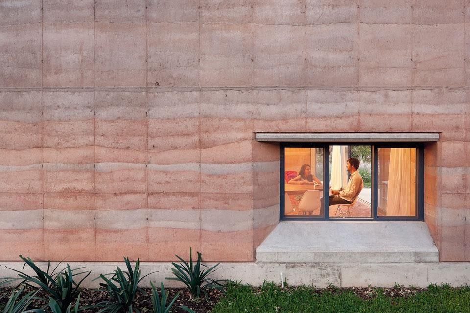 The project extends the
communal parts of the home
towards the landscape, while
letting light into the more
private rooms through tall and
narrow windows.