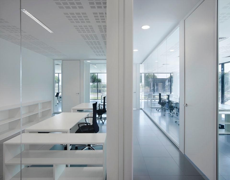 Raised floors and modular lighting systems give flexibility to the workspaces.