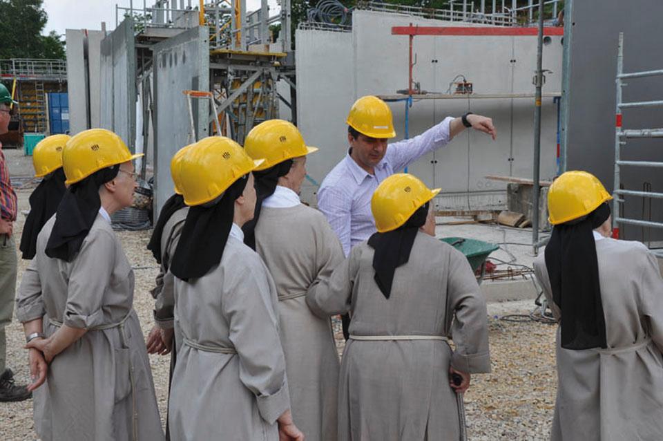 Paul Vincent and the Sisters visiting the site. © Renzo Piano Building Workshop