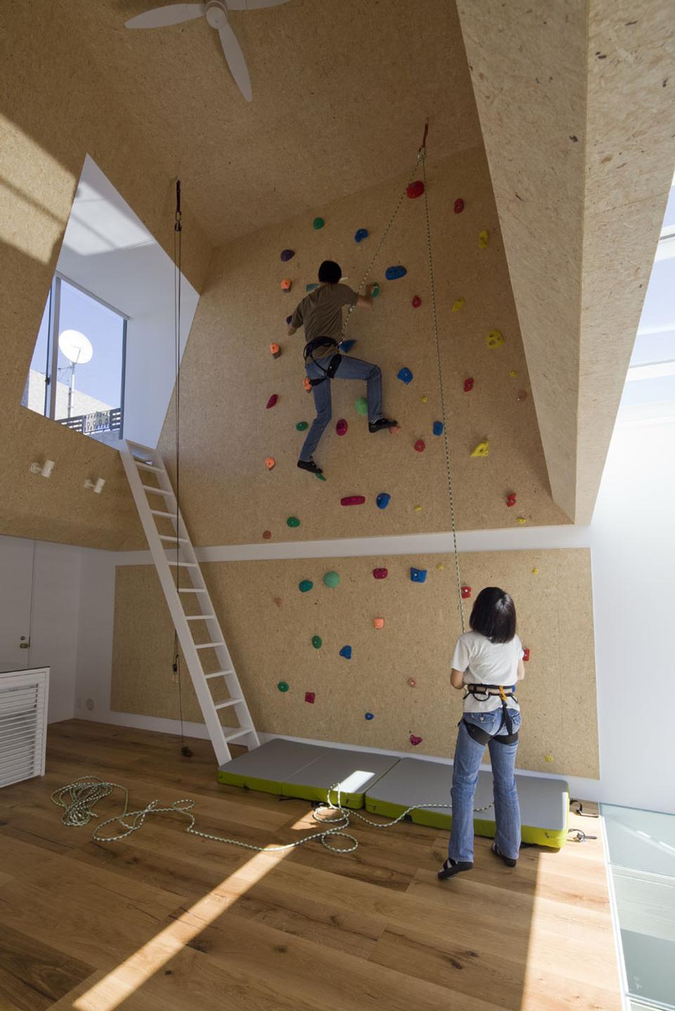 The climbing space, covered with OSB panels, is warm, earthly and stable but the windows have an airy feel, a transparency that changes with the weather. 