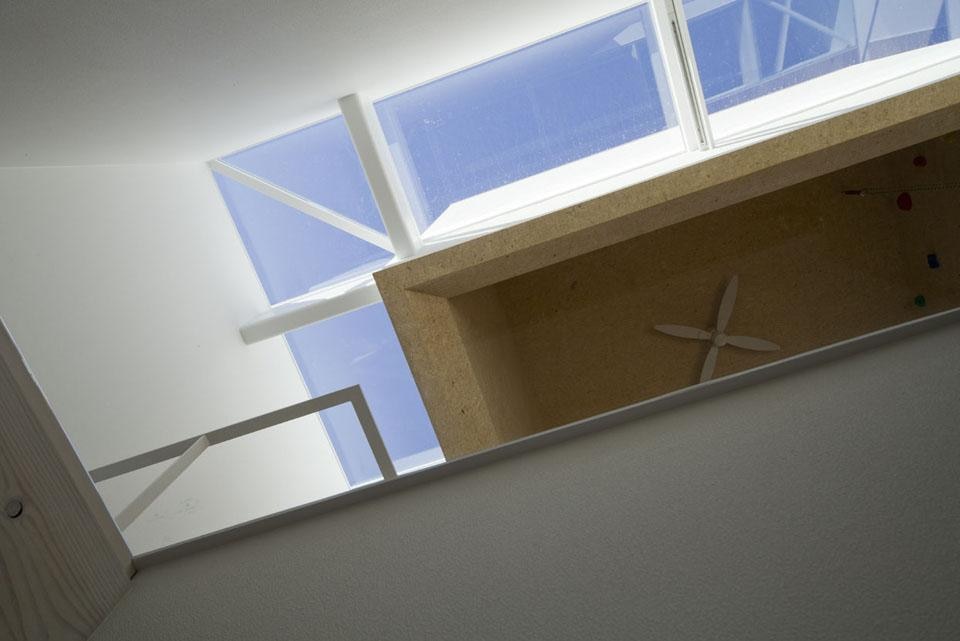 Light floods in through a skylight that runs around the internal perimeter of the house as you climb to the first floor, providing an immediate connection with the sky.