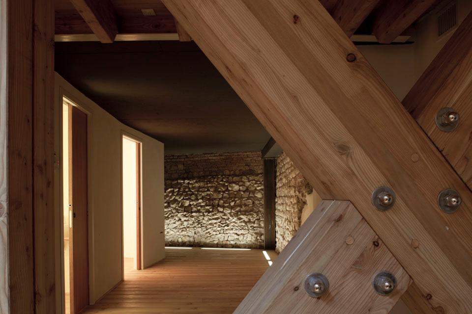 Traverso-Vighy inserted a professional study in the basement of Casa Ceschi.