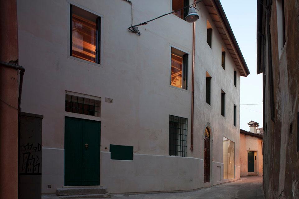 Giovanni Traverso and Paola Vighy strove to preserve the exterior of the building in front of the Misericordia in Vicenza 'as it was.'