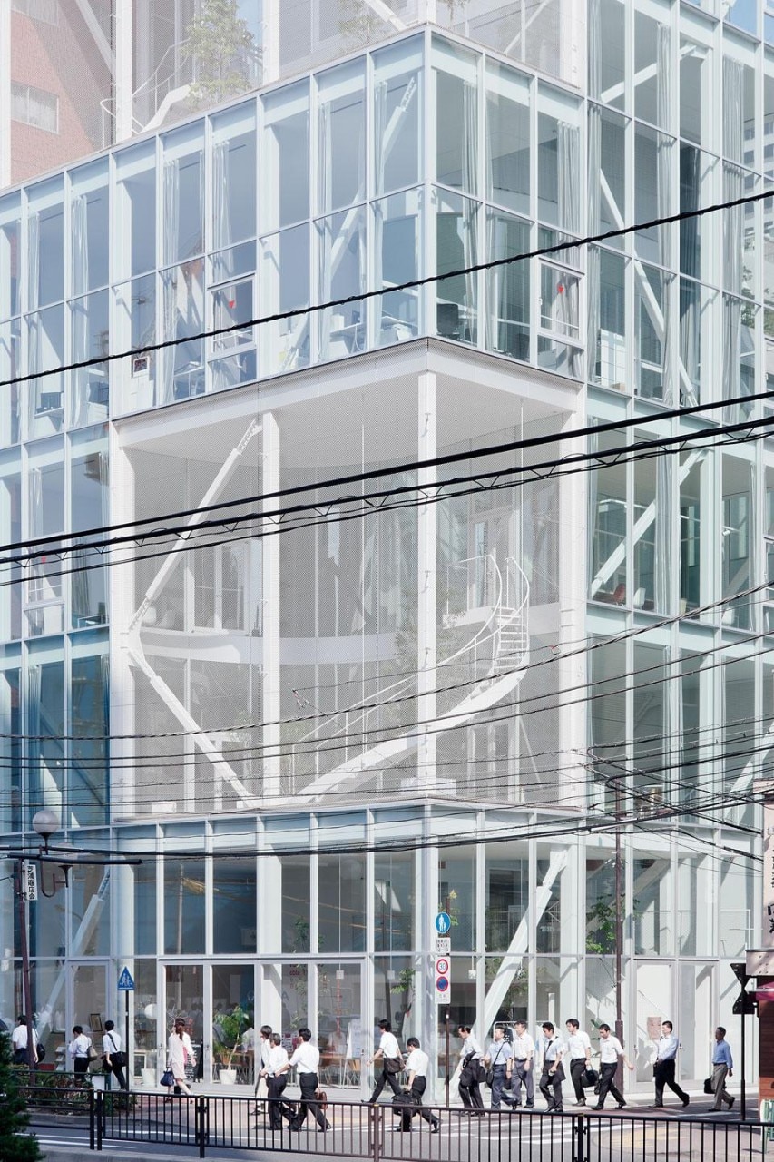 Shibaura’s light
framework creates a corner
in the open, double-height
courtyards. They are
enclosed only by netting.