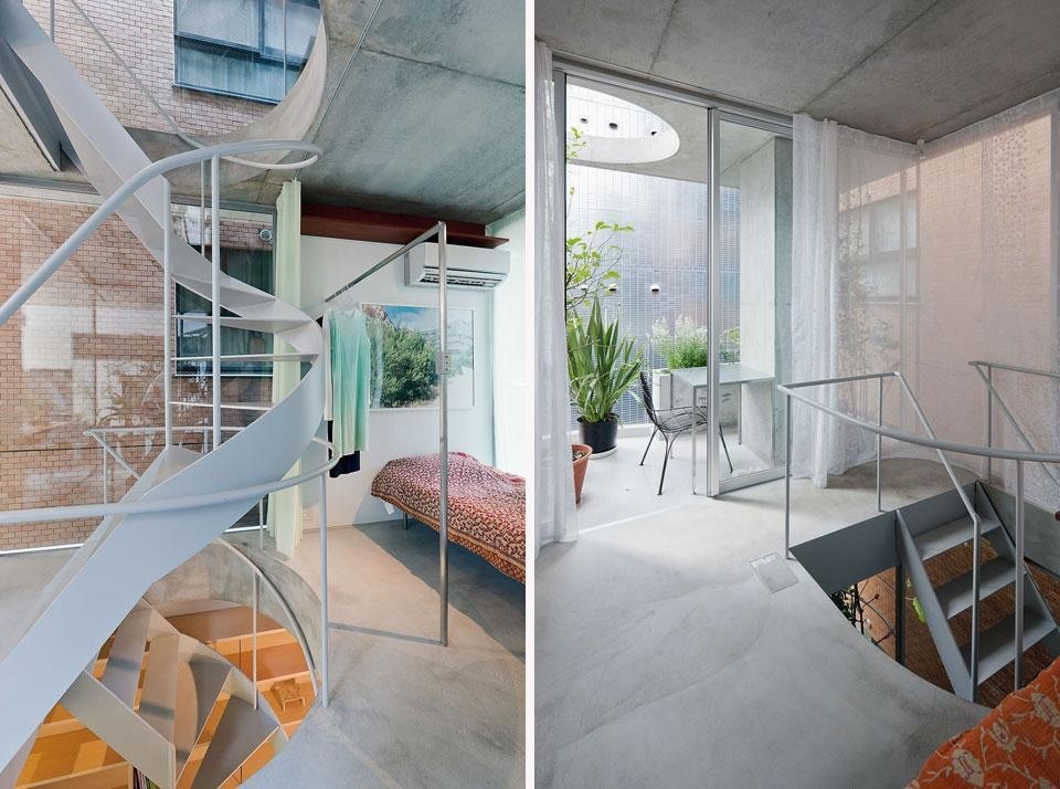 The house stands on a
lot of just 8 x 4 m. The two
bedrooms are located on
separate floors. Steep steel
stairs, with minimal handrails,
have been mounted between
the thick concrete slabs.