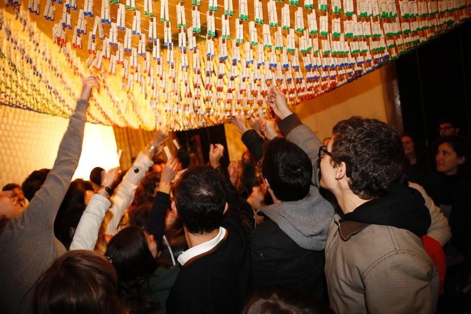 Martín Huberman created an active social performance involving humble clothes pegs.