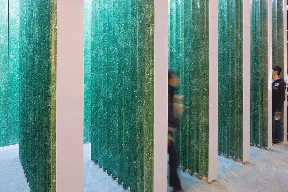 Veneers, green marble and mirror are the materials used by SO—IL for the <i>Tricolonnade</i> installation in Shenzhen