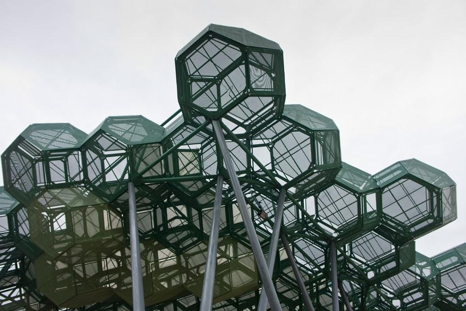 The construction is composed of a repeatable modular polyhedron, borne by a tubular metal frame.