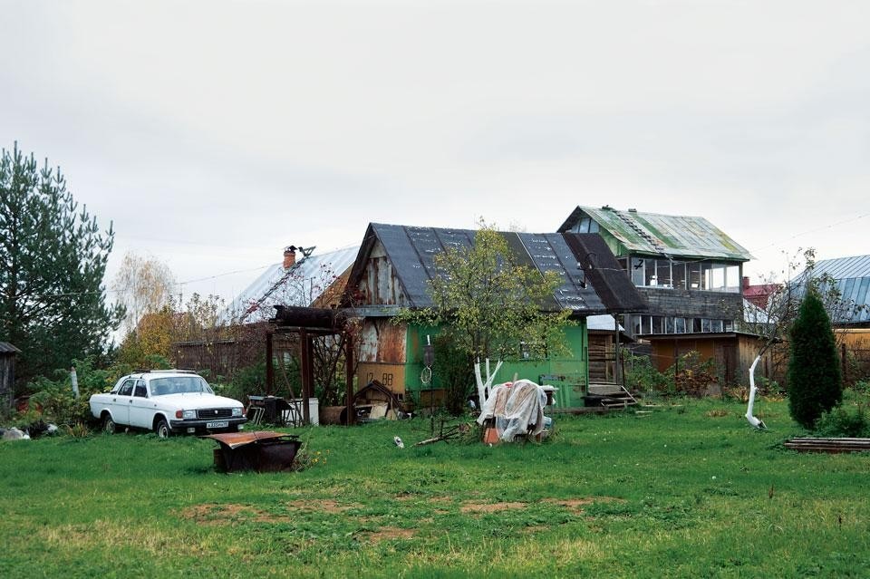 The word dacha derives from
the verb “to give” and means
“something given”, referring
to the plot of land and cottage
assigned to a family. In 1989
a dacha village was founded
with the name Avtobusniki.
While the settlement was
being built its inhabitants lived
in decommissioned buses