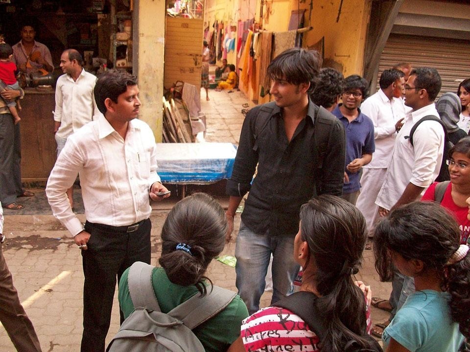 <em>Mumbai Contra-CT</em>, 2011-2012.
Affordable housing seminar
and workshop at Sir JJ
College of Architecture,
where students learn from
local contractors while
working with them in various
neighbourhoods. In the
pictures, contractor Pankaj
Gupta talking to JJ students. Photo by Priyanka Chharia