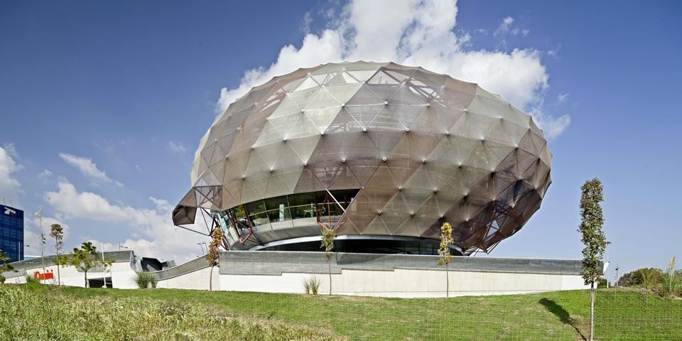 The second body of the building is a spherical
shell designed with a specific technical focus on energy-saving systems
