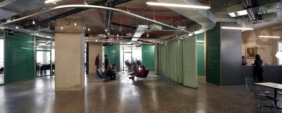 Natural light penetrates the heart of the space as it filters through the translucent walls and ceiling curtain system that can alter the use of two central spaces, public cavities leading to the offices and classrooms distributed around the perimeter