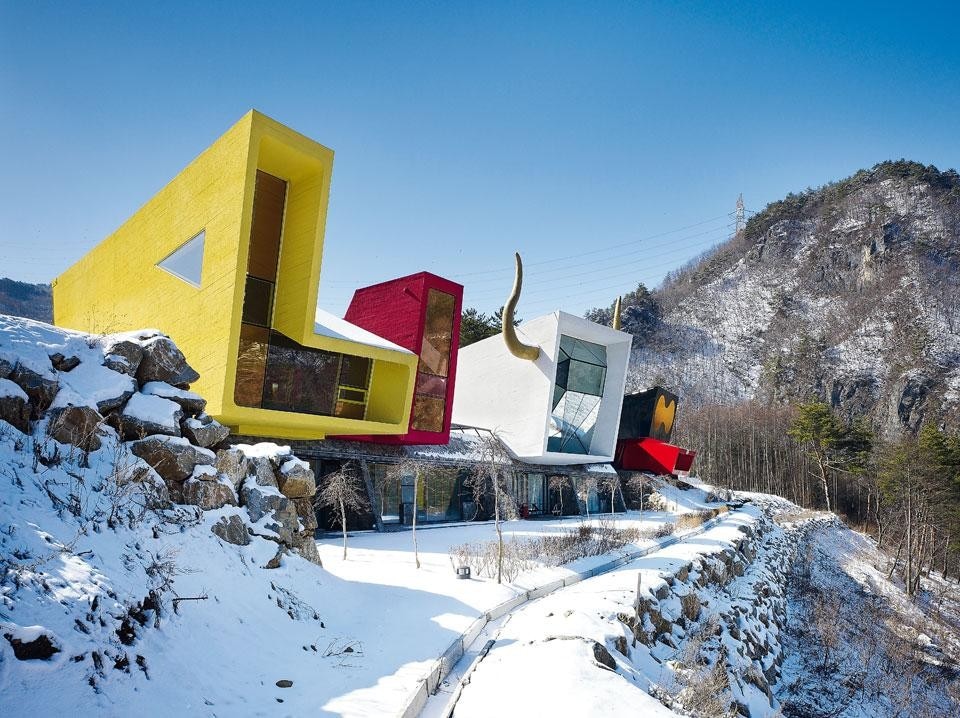 Rock It Suda (2007). Located in a mountain leisure area, this is a Korean version of the weekend pension. Each of the six modules is inspired by themes deriving from popular culture: Barbie for the yellow and pink pavilions, Spain for the white and blue ones, Stealth for the black one, and Ferrari for the red. Photo by Kim Yong Kwan