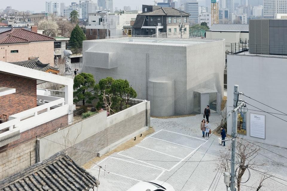 The K3 building for Kujke Gallery in Seoul, South Korea. 
Surrounded by a dense
urban fabric composed of
hanok (traditional one-storey
dwellings with courtyards),
Kukje is the leading private
contemporary art gallery
in Korea. The clients are
expanding their business
by upgrading their existing
facilities and inserting a new
complex into the district