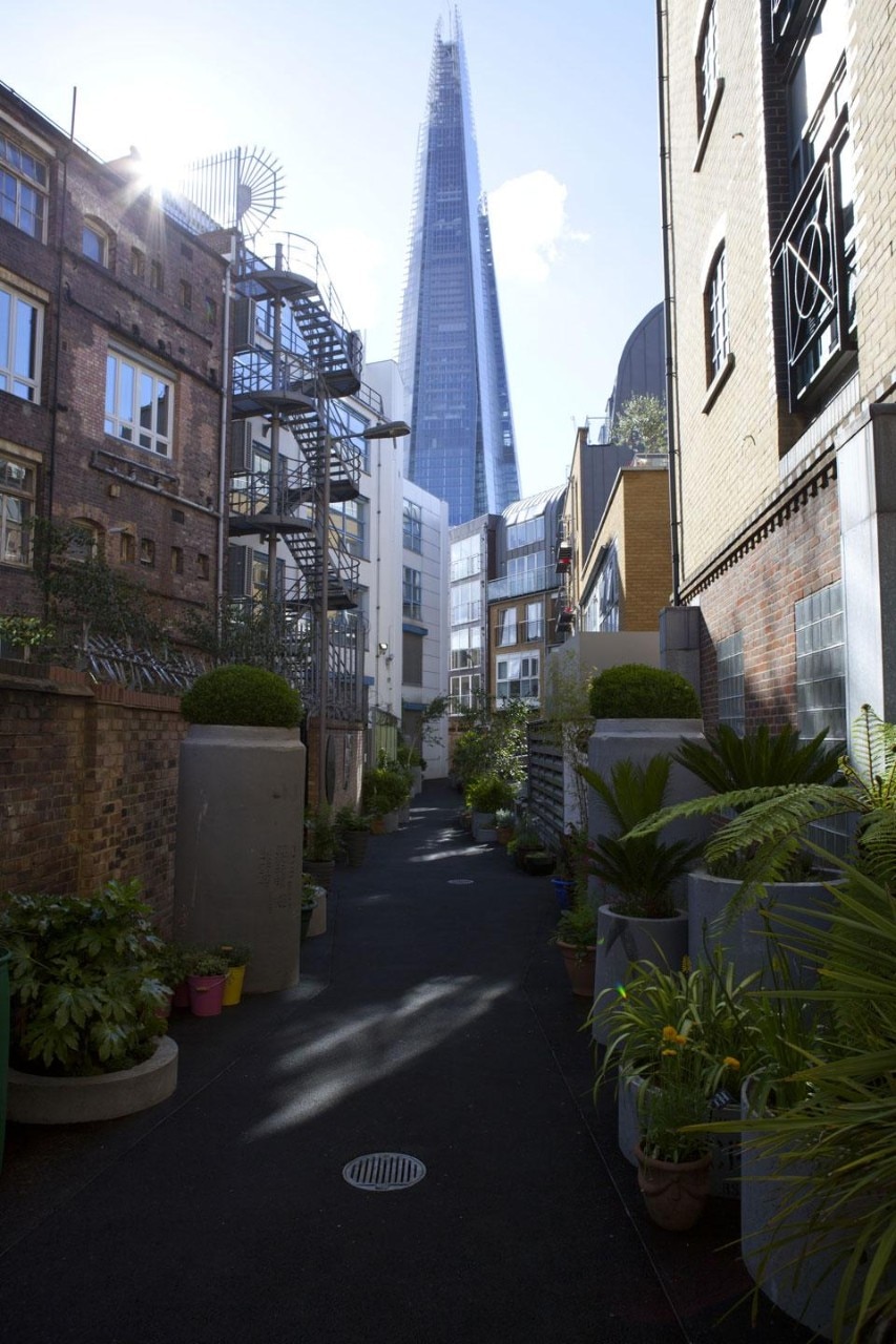 Gibbon’s Rent, near the soon to be completed Shard at London Bridge, used to be one of those neglected back alleys that people avoided. Architect Andrew Burns and landscape architect Sarah Eberle have turned it into a “theatre of the jungle”. Photo by Agnese Sanvito