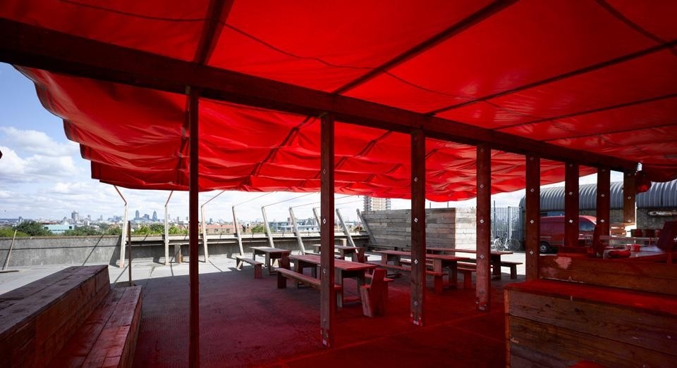 View of Frank’s Cafe, the temporary summer
Campari Bar on the roof of a Peckham car park that
has been making a name for the studio with the
past three editions. Photo by Richard Bryant