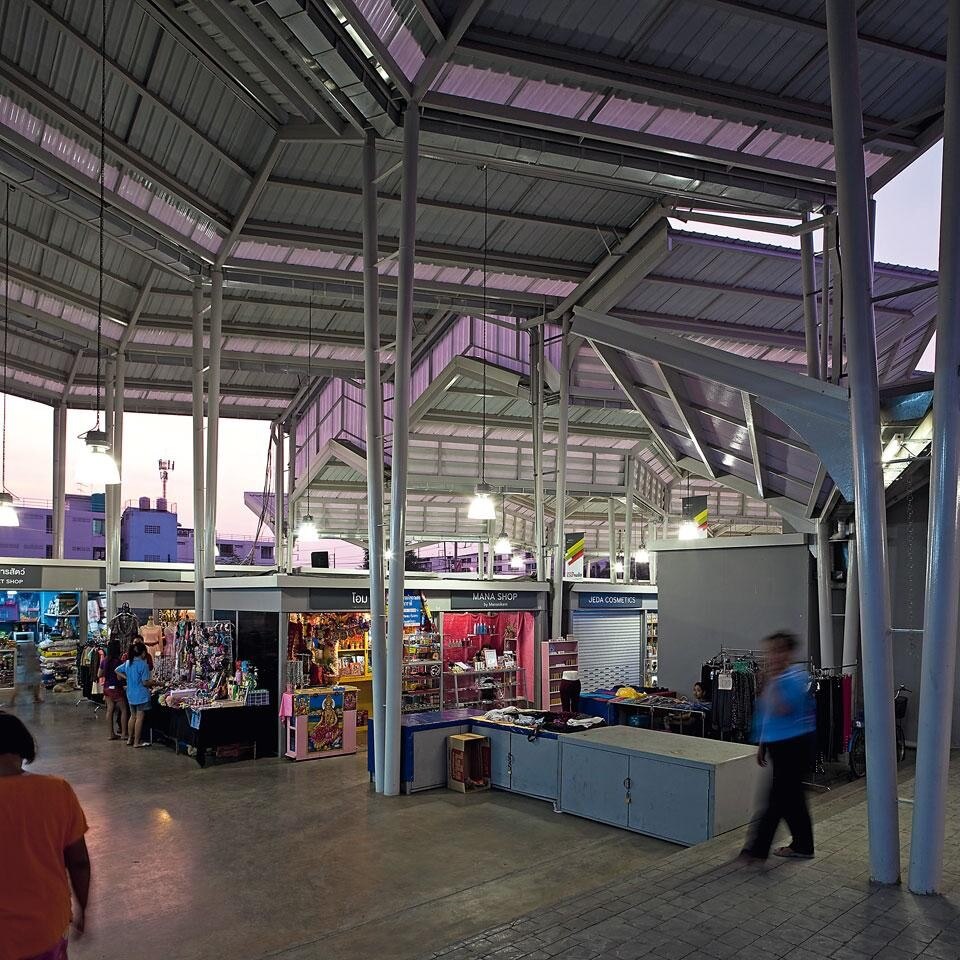 This new structure replaces
a previous market that
had sprung up informally
to serve workers building
Suvarnabhumi International
Airport. The architects
worked on the traditional tent
roof type, interpreted in a
contemporary key