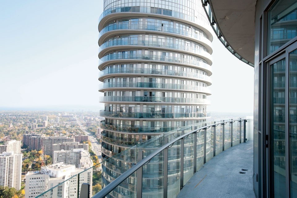 Continuous balconies
distinguish the facades of
these towers. The loadbearing
walls are elongated
and grow narrower in relation
to the rotation of floor plans,
while the balcony floor slabs
are cantilevered
