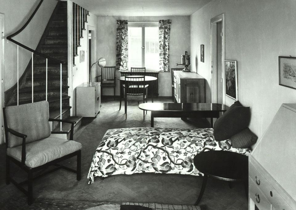 Top: View of Houses 17 to 24 by Karl Augustinus Bieber / Otto Niedermoser, Walter Loos, Eugen Wachberger und Clemens Holzmeister; coffeehouse visible in the left of the image, 1932. Photo by Martin Gerlach jun. © Wien Museum. Above: Living room in the house by Josef Frank, 1932. Photo by Martin Gerlach jun. © Wien Museum