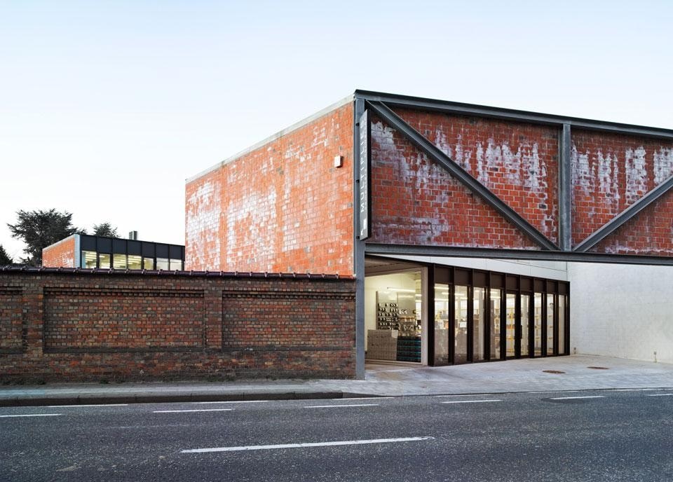 The architects use a giant truss
of steel I-beams to to indicate the
presence of the computer shop on
the street. The brick facing repeats
that of the boundary wall next door