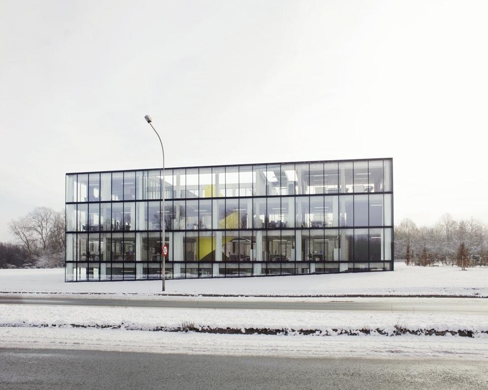 In the West Flanders
Chamber of Commerce, the
architects treat the theme (an
office complex) as if it were
a large villa. The building
has a dual nature, featuring a glazed
curtain wall on the street
front