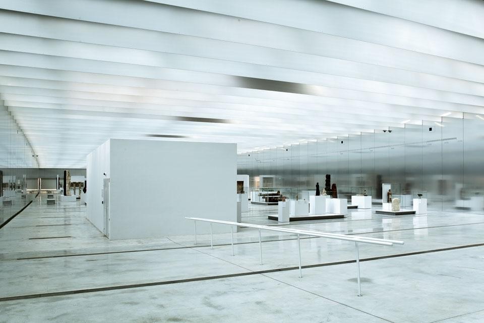 Top and above: The Galerie du Temps is
120 m long, with walls
entirely clad in brushed
aluminium panels, and a glass
ceiling to let in natural light.
The exhibits come from the
Paris Louvre and are on view
in Lens for a period of five
years. The museographic
arrangement is innovative,
with works grouped under
historical sections regardless
of their original civilisations
and cultures. The museum
design is by Adrien Gardère