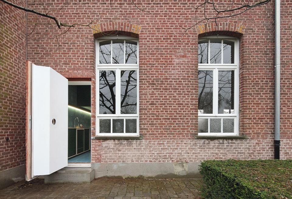 In Weze,
the <em>trompe l’oeil</em> effect of the
outside door to the kitchen is created using
the same bricks as those of
the façade, but with
a reduced thickness, while the
mortar joints were aligned
with the surrounding wall