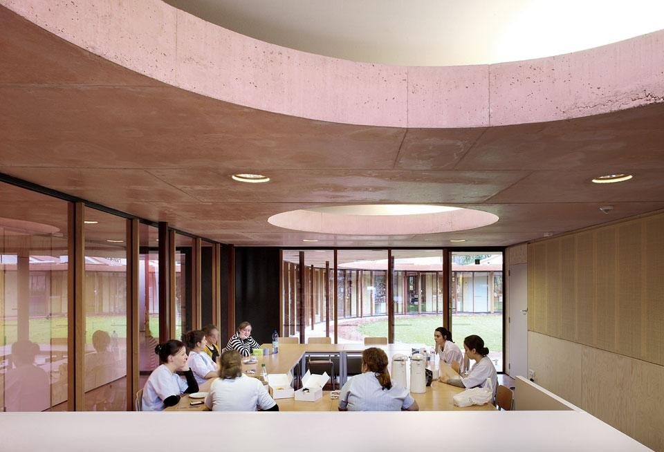 The circular
forms—the central patio and
the skylights—are a leitmotif
in the section that houses the
kindergarten. The framework
is in concrete cast on site
and integrally coloured in the
depth of the mix